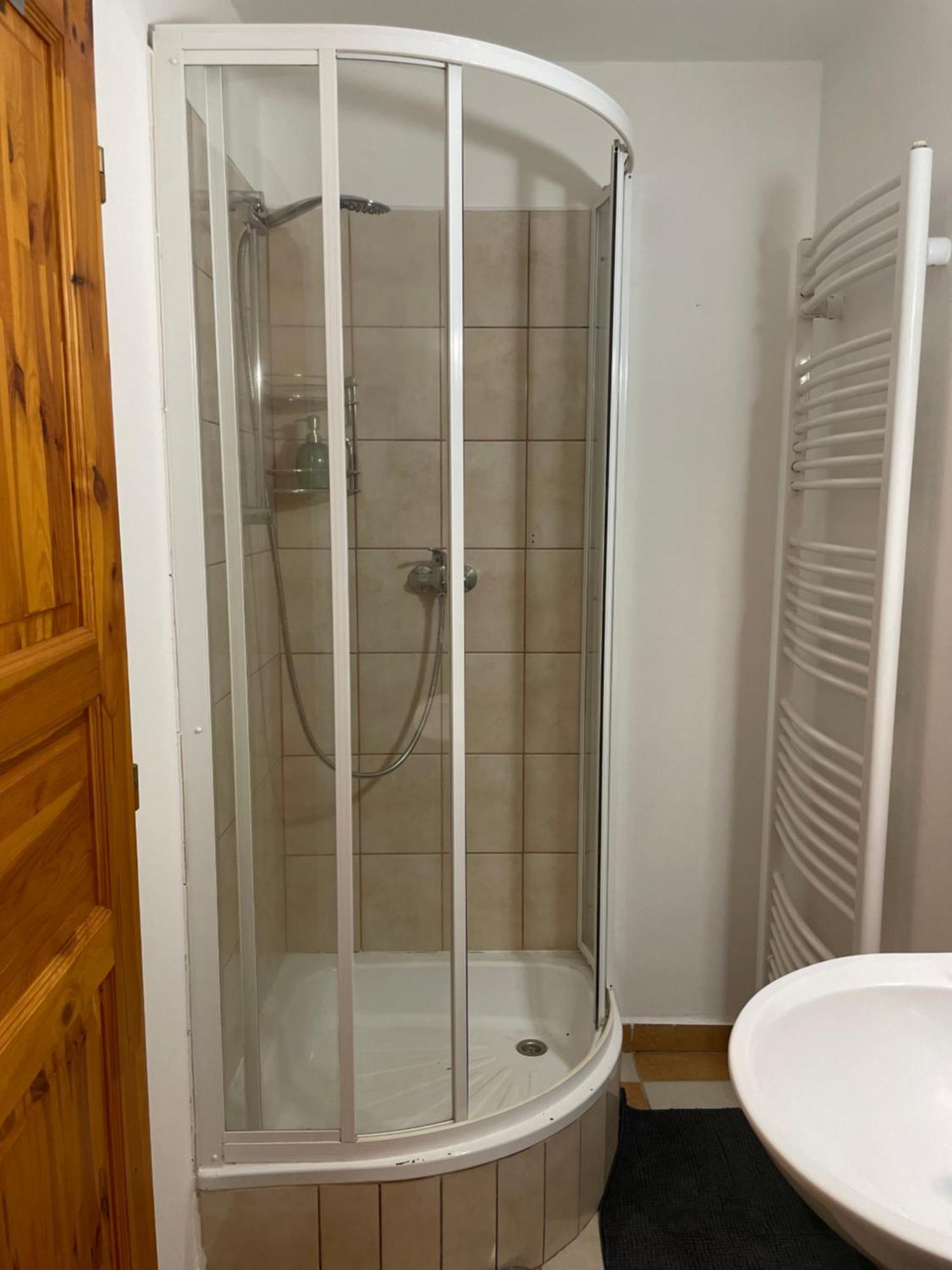 Apartman U Spinaru Trest Ngoại thất bức ảnh